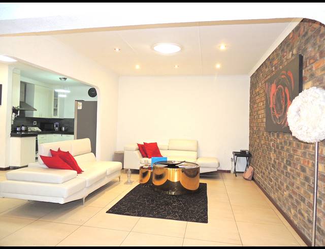 4 BEDROOM HOUSE FOR SALE IN STRUBENSVALLEI